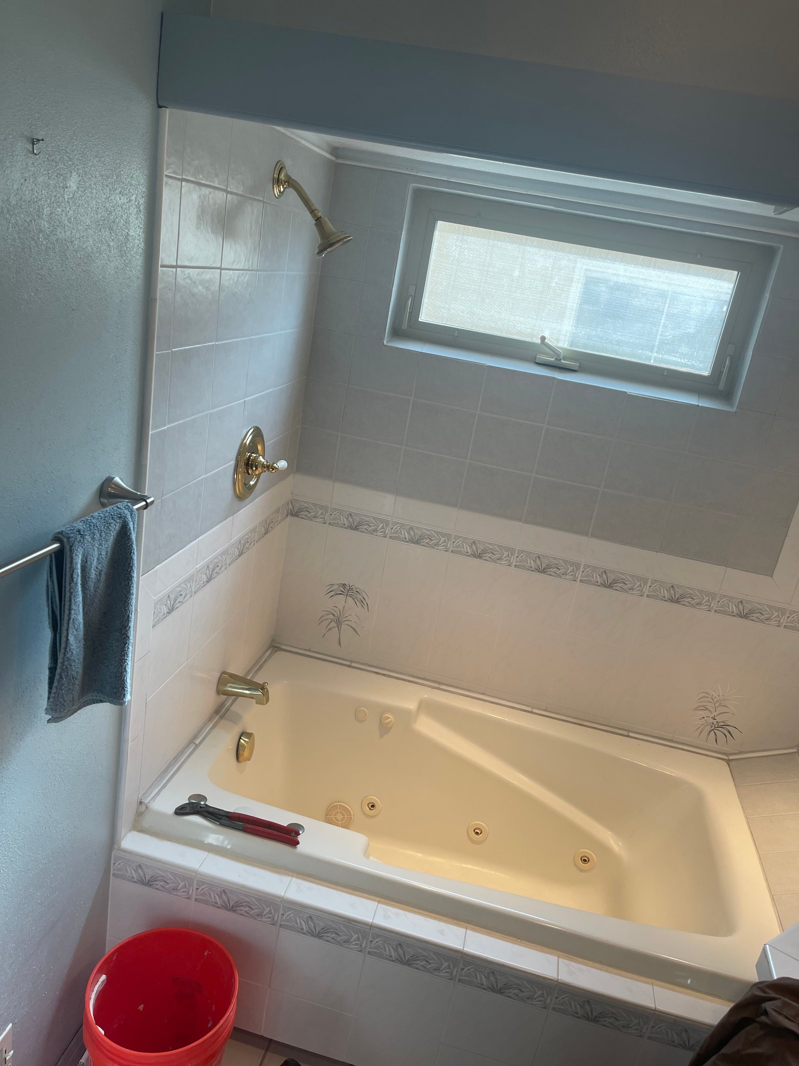 Bathroom before remodel 19